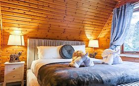 Macha 3 - Hot Tub-Perth-Pets-Family-Luxury-Cabin